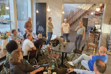 Open-source verhalen op het podium: DOSBA’s eerste stand-up bijeenkomst